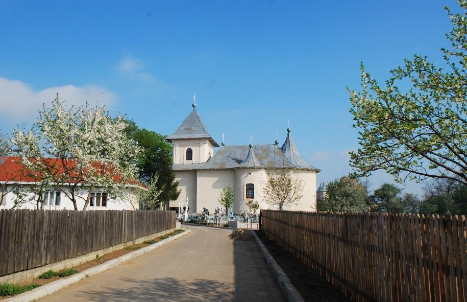 Biserica - vedere exterioară